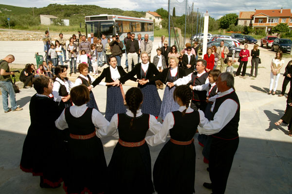 2010. 05. 20. - Na Ugljanu otvoren Dom za starije i nemoćne, na Pašmanu školska športska dvorana
